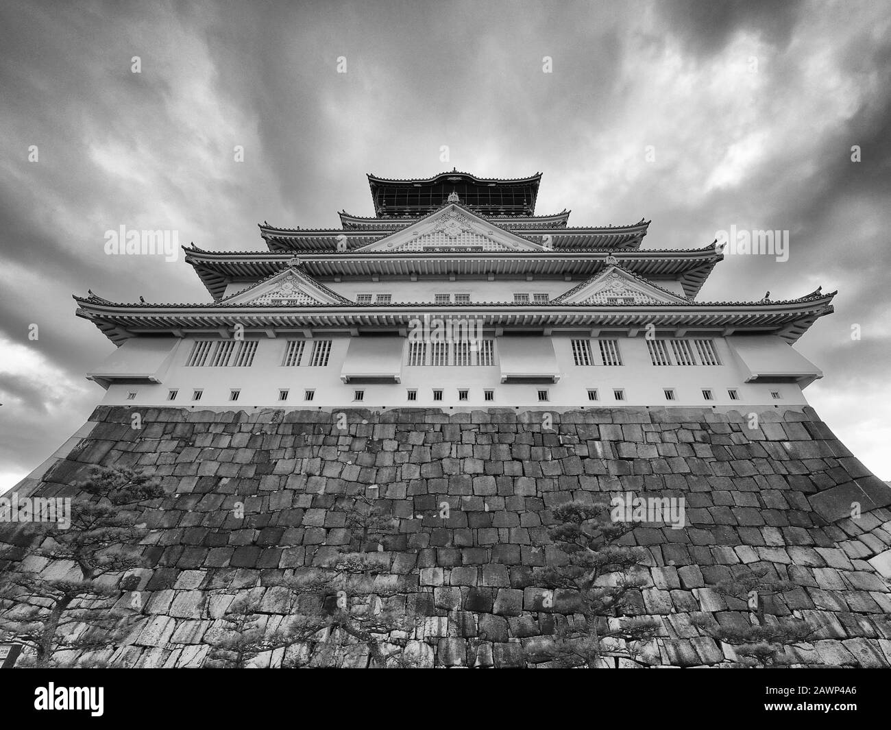 Weitwinkelansicht der Burg Osaka in Osaka, Japan in Schwarzweiß Stockfoto