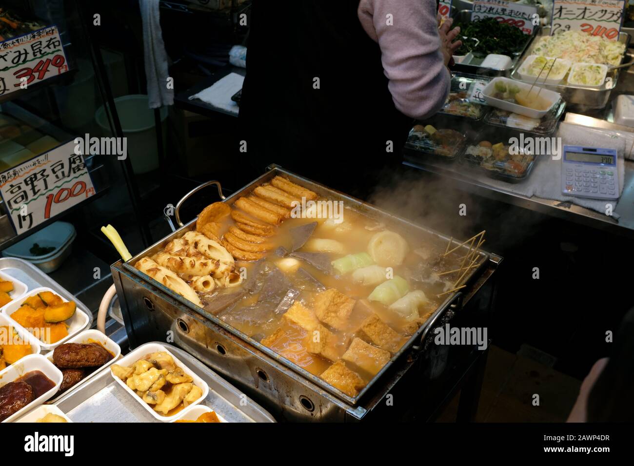 Kochen auf dem Kuromon Ichiba Markt In Osaka, Japan Stockfoto