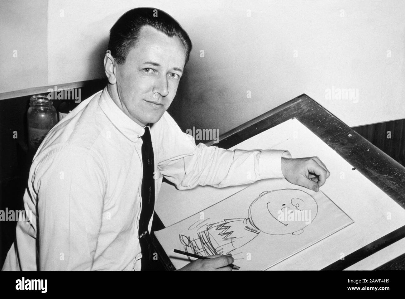 1956, USA: Der gefeiertste amerikanische Cartoonist CHARLES M. SCHULZ (* 1922; † 2000), Foto von Roger Higgins . Schöpfer von CHARLIE BROWN, LINUS, SN Stockfoto