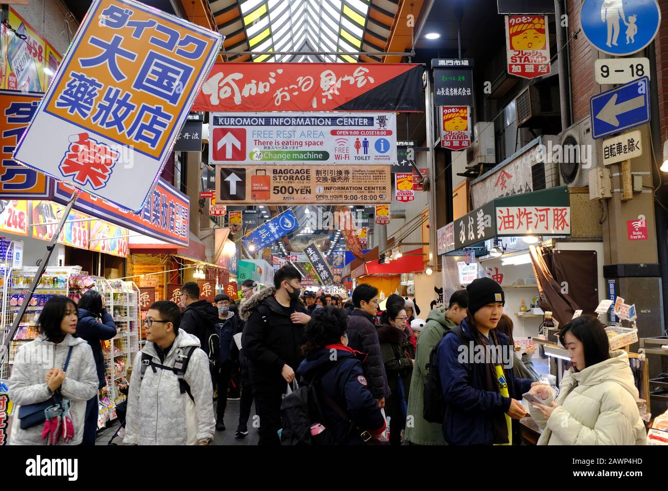 Menschenmassen auf dem Kuromon Ichiba Markt in Osaka, Japan Stockfoto