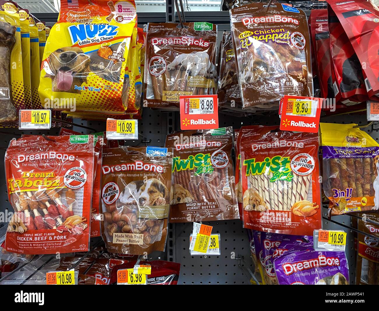 Orlando, FL/USA-2/6/20: Eine Anzeige einer Vielzahl von Hundegeschäften in einem Walmart-Einzelhandelsgeschäft, in dem Kunden auf den Kauf warten. Stockfoto