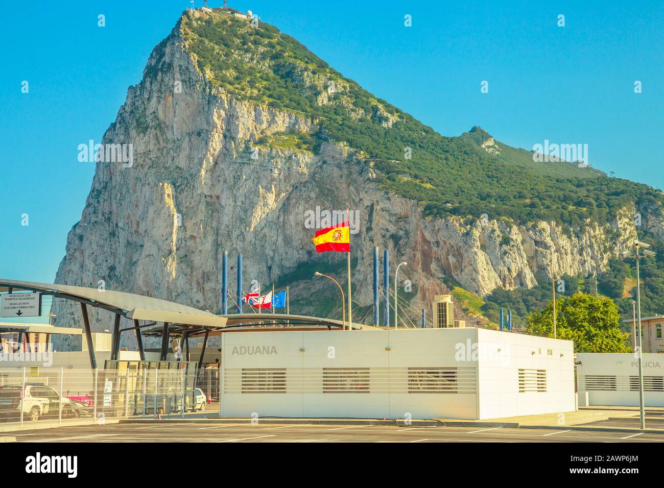 Gibraltar, Großbritannien - 24. April 2016: Grenze zu Gibraltar zwischen Spanien und England, Blick auf die Bucht von Spanien. Flaggen Europas Stockfoto