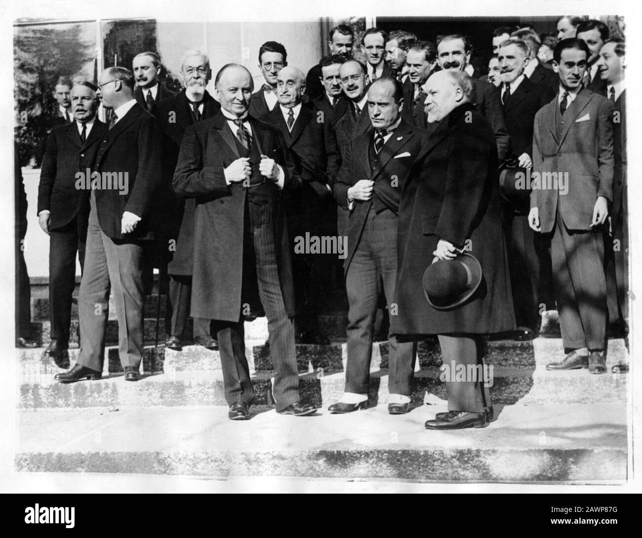 1922, ITALIEN: Der italienische Faschist Duce BENITO MUSSOLINI trifft den französischen Premierminister Raymond Poincaré und Lord George Curzon britischer Sekretär von Stockfoto