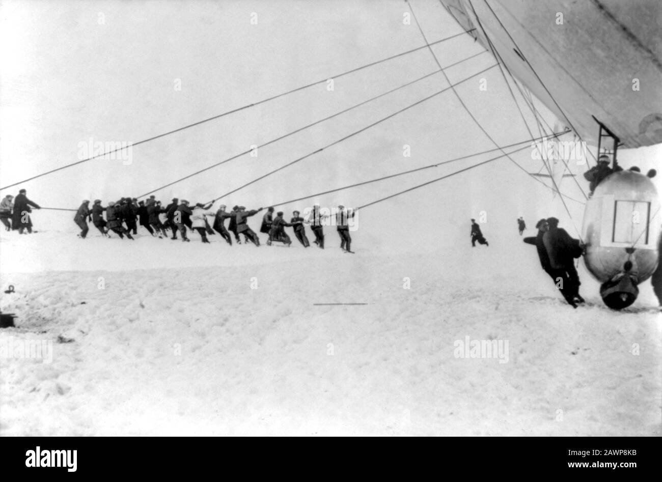 1926 , 17. juni : Der italienische Kapitan UMBERTO NOBILE (* 1885; † 1978), Held der Arktis-Erkundungen. Exklusives Foto des transpolaren Luftschiffs NORGE, w Stockfoto