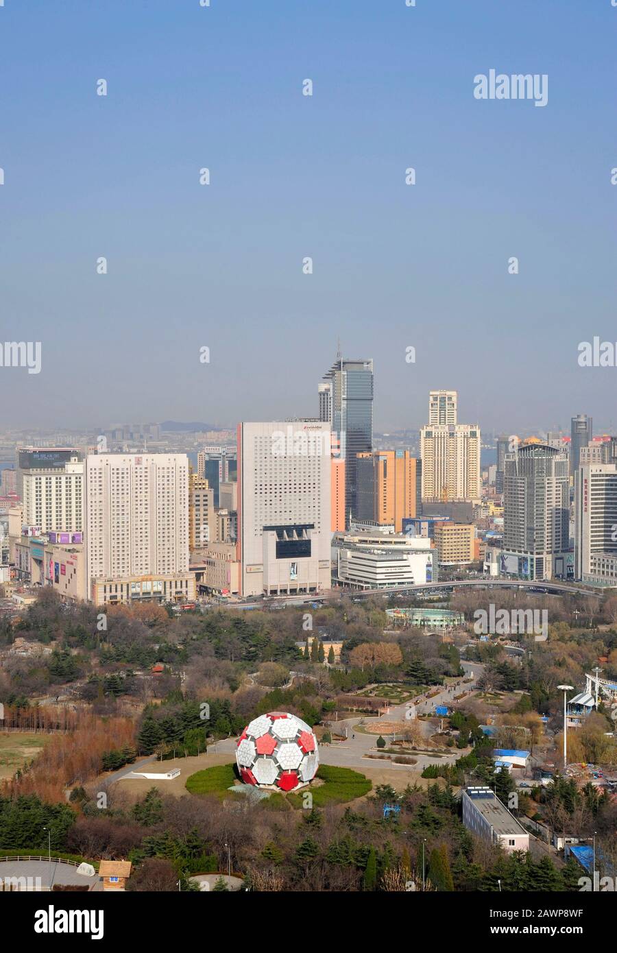 Blick auf Dalians zentralen Geschäftsbezirk, Provinz Liaoning, China Stockfoto