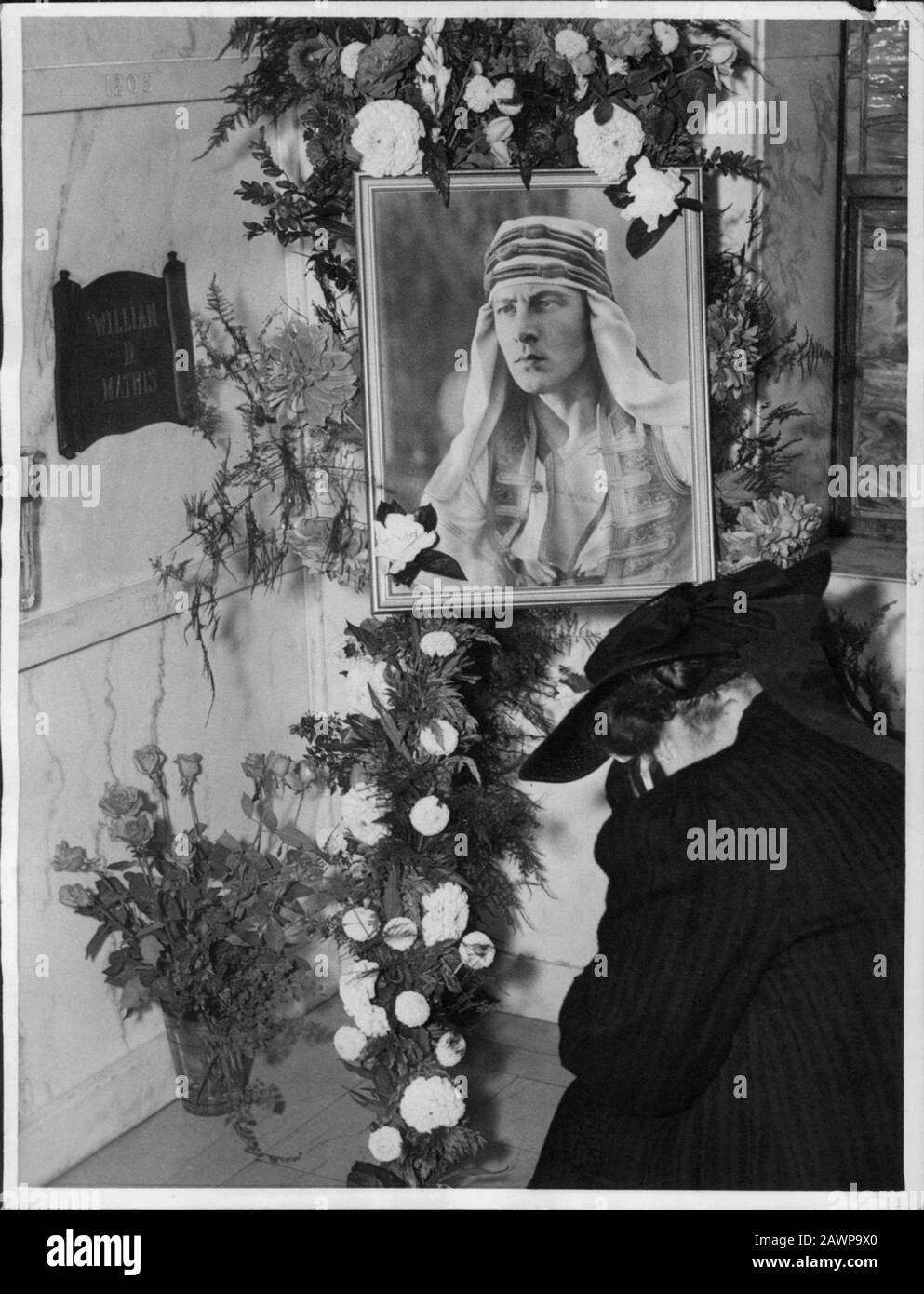 1941, 23. august, LOS ANGELES, USA: EINE schwarze Frau wird gezeigt, als sie die Krypta des italienischen Stummfilmschauspielers RUDOLPH VALENTINO besuchte (* Stockfoto