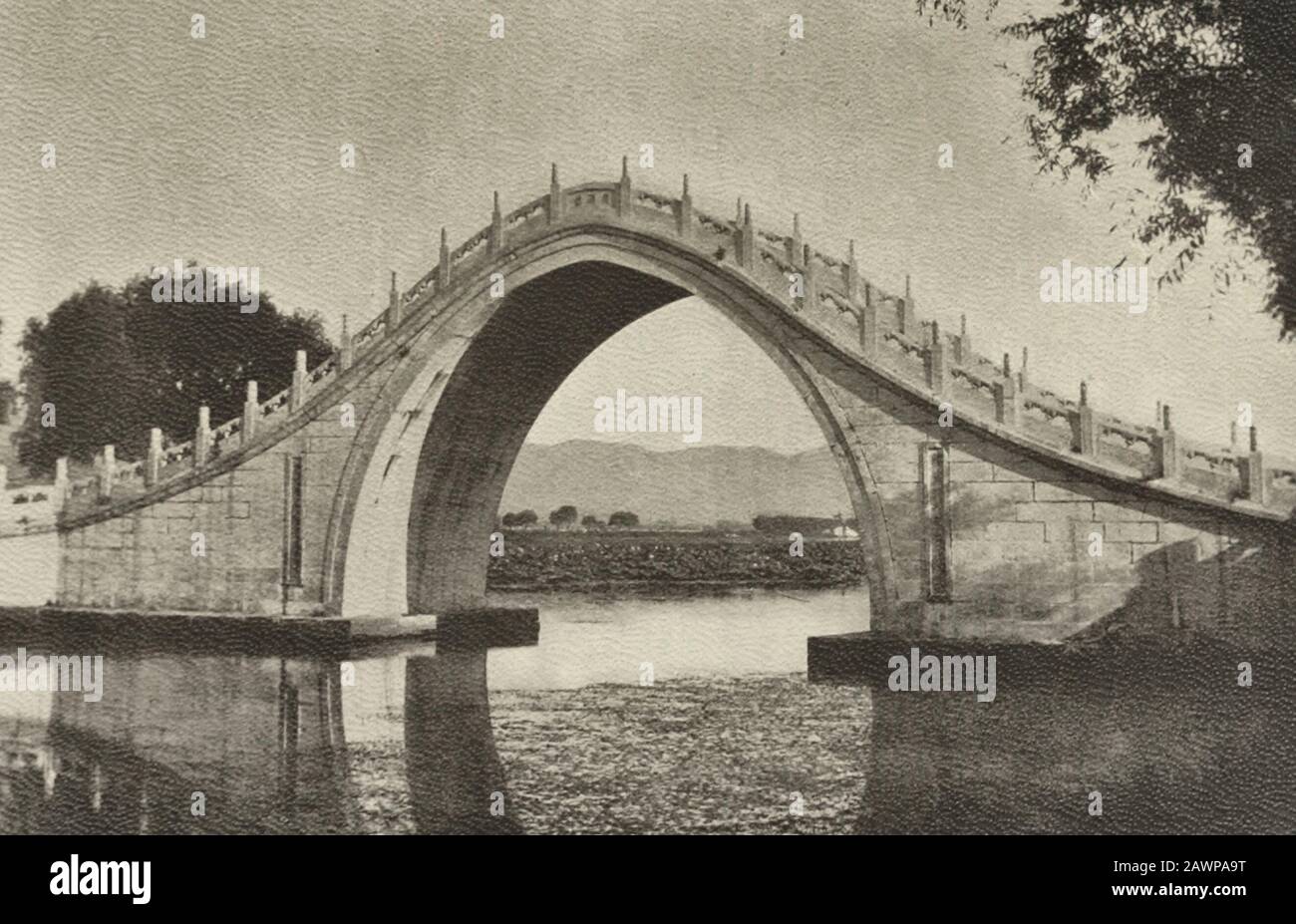 Fußgängerbrücke auf dem Gelände des Kaiserpalastes, China, um 1900 Stockfoto