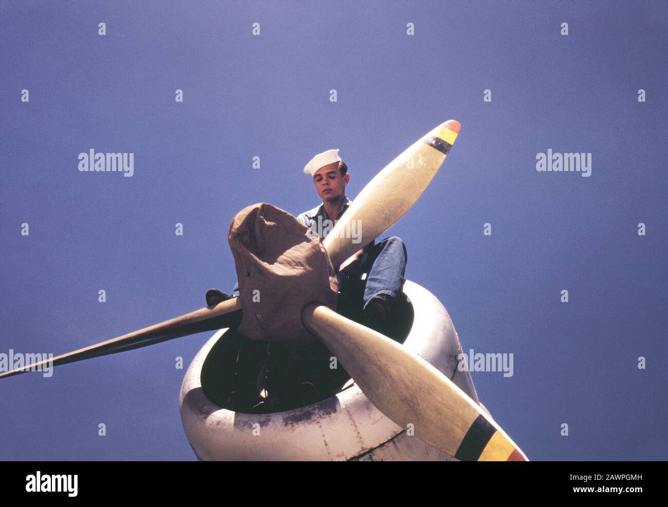 Sailor Mechaniker inspiziert ein PBY-Flugzeug auf der Naval Air Base, Corpus Christi, Texas, USA, Foto von Howard R. Hollem, U.S. Office of war Information, August 1942 Stockfoto