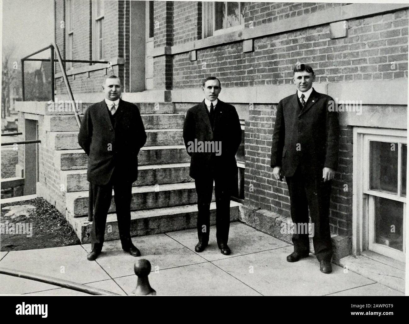 Purdue Trümmer . passt zu seinen Grad-Uates. Absolventen dieser Schule halten wichtige Stellungsessen vor. Das Gebiet der Pharmazie ist groß genug, um den Kurspapierern großartige Möglichkeiten zu bieten. CHARLlvS r5h:RNARD JORDAN. Direktor der Schule für Pharmazie. Professor für Pharmazeutische Chemie. Ph. C.; B. S., 1910; M. S., 1912. Mitglied der American Pharma-ceutical Association, Indiana Pharmaceutical Association, American Chemi-cal Society, Indiana Academy of Science. ALBERT HASKIN DEWEY. 2 H. Professor für Pharmazie. Ph. C, 1907; M. S., 1911; University of Wash-ington. Mcmljer von In Stockfoto