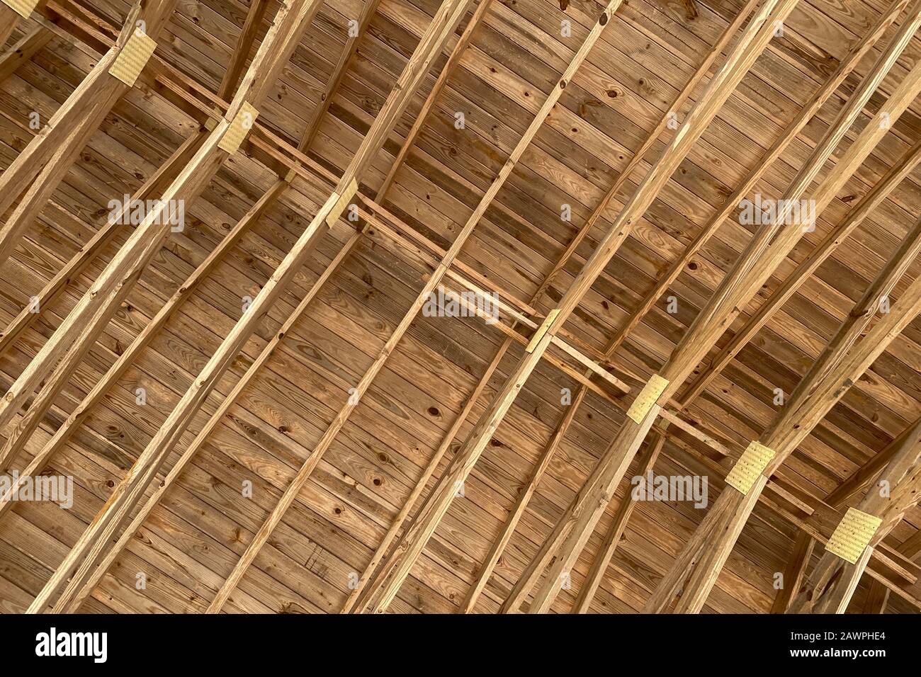 Dachsparren der Scheune in horizontaler Diagonale Stockfoto