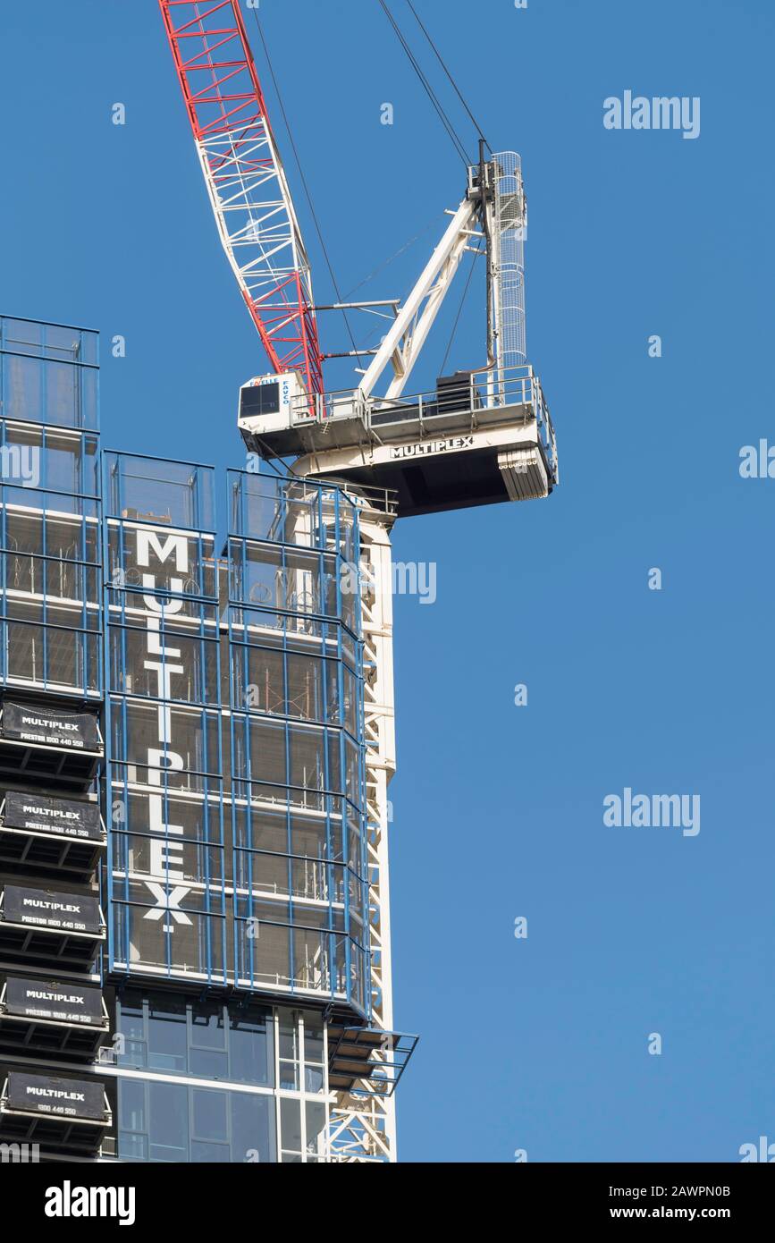 Multiplex ist ein in Australien gegründeter internationaler Bauunternehmer mit Hauptsitz in London. Die abgebildete Seite befindet sich in Melbourne Stockfoto