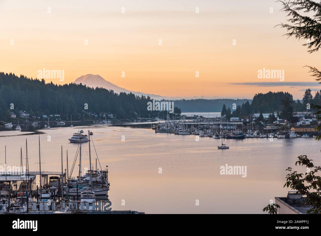 Sonnenaufgang über der Kleinstadt Gig Harbor, Washington mit Mount Rainier als Kulisse Stockfoto