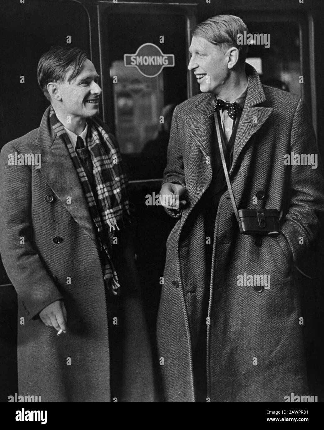 1938 , GROSSBRITANNIEN : Der britische Dichter W. H. AUDEN (* 1907, 1973) mit dem Schriftsteller CHRISTOPHER ISHERWOOD (* 1904-1986) auf dem Weg nach China - Wystan Hug Stockfoto
