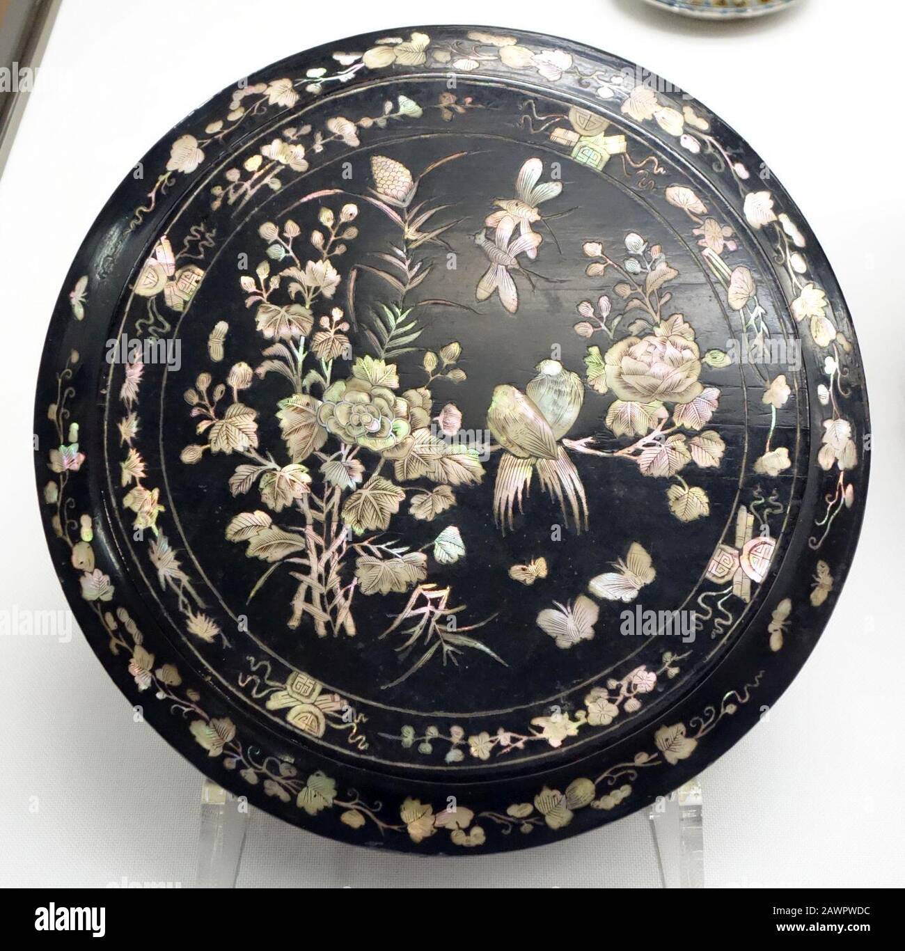 Food-Box, View 2, Ryukyu, Second Sho Dynasty, Ryukyu Kingdom, 18. Jahrhundert, lackiertes Holz mit Vogel- und Blumendesign in Perlmutteinlagen Stockfoto