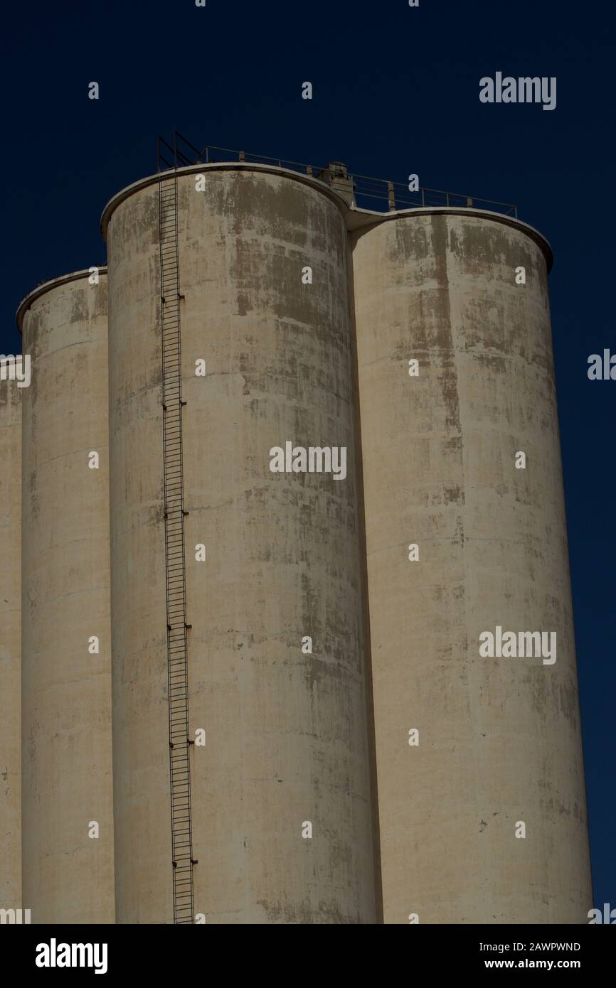 Kornelevatoren im Texas Panhandle. Stockfoto