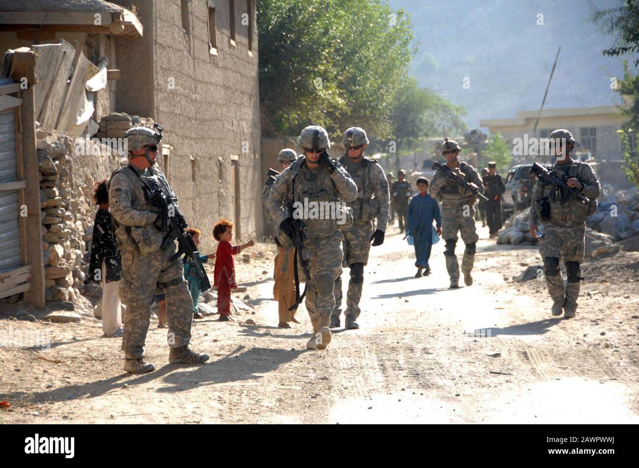 Fußpatrouille in der Nähe Der Betriebsbasis Blessing, Kunar. Stockfoto