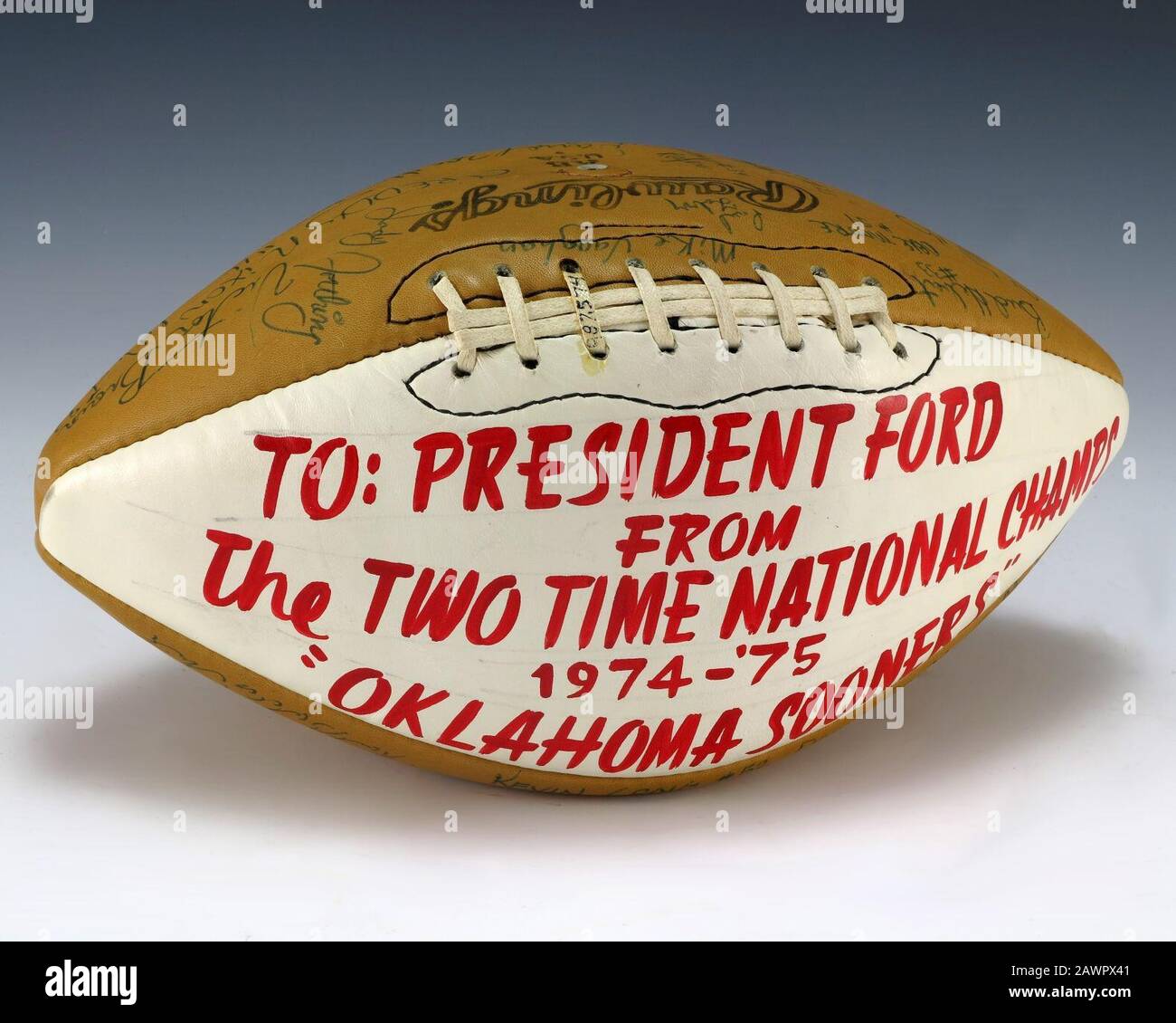 Fußball unter Vertrag von 1976 Oklahoma Sooners (1987.574). Stockfoto