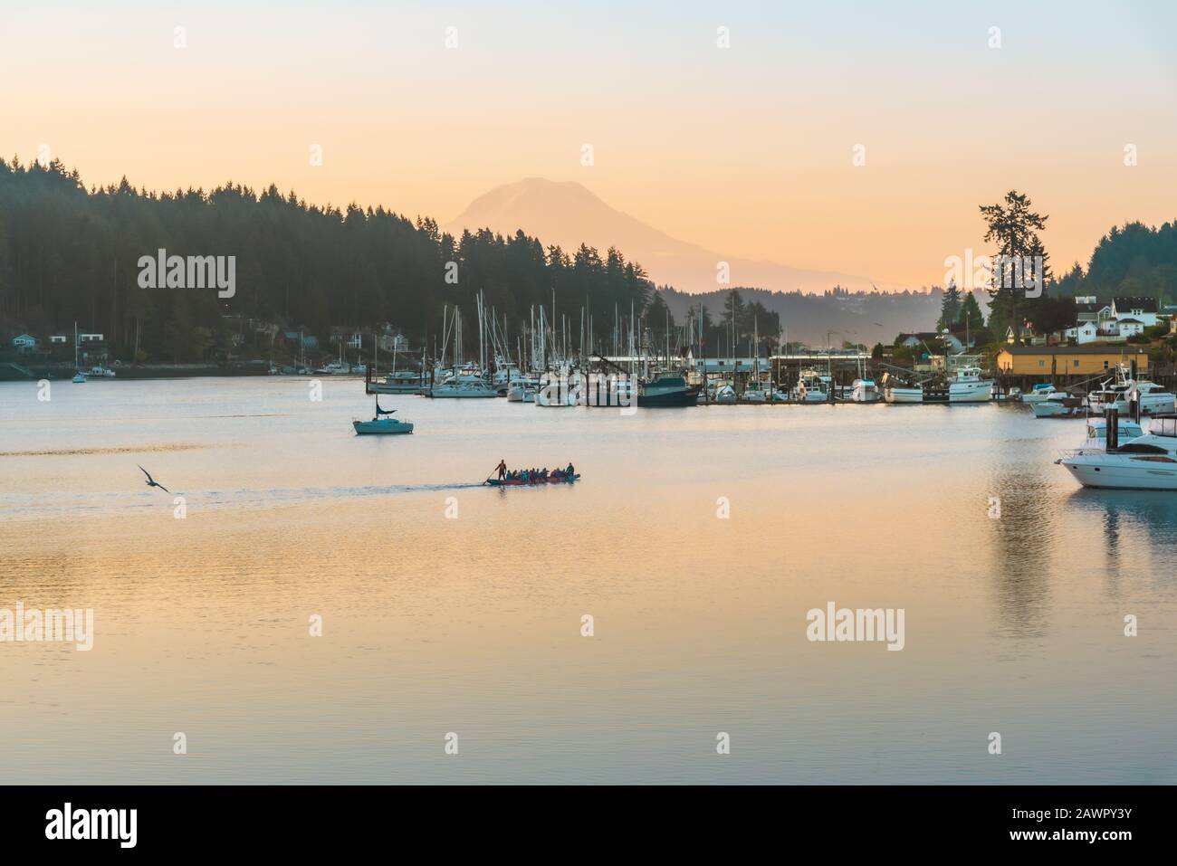 Sonnenaufgang über der Kleinstadt Gig Harbor, Washington mit Mount Rainier als Kulisse Stockfoto