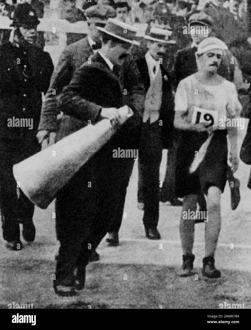 1908 , Windsor , England : Der italienische Marathonmann DORANDO PIETRI ( PETRI , Correggio 1885 - 1942 ) . Ihm half der Mann mit dem Megafon und Stockfoto