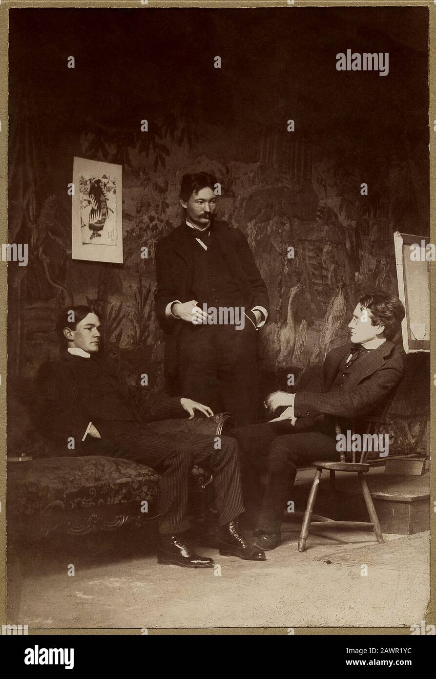 1897 Ca, USA: Die amerikanischen Maler EVERETT SHINN (* zwischen 1876 und 1953 in Henri (* 1865; † 1929) und JOHN SLOAN (* 1871; † 1951), die in Henri's sitzen Stockfoto