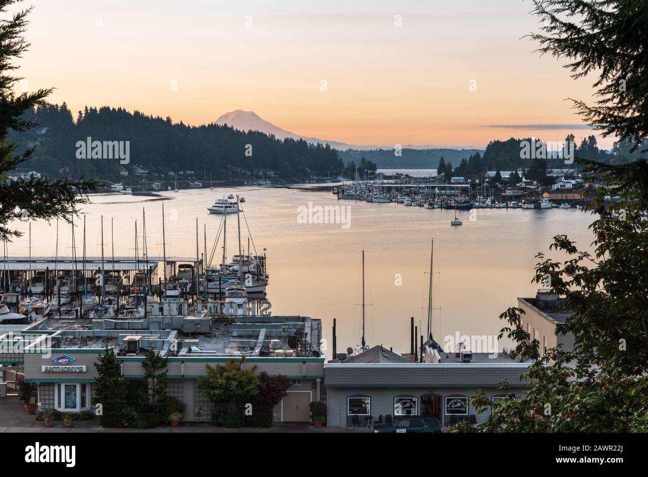 Sonnenaufgang über der Kleinstadt Gig Harbor, Washington mit Mount Rainier als Kulisse Stockfoto