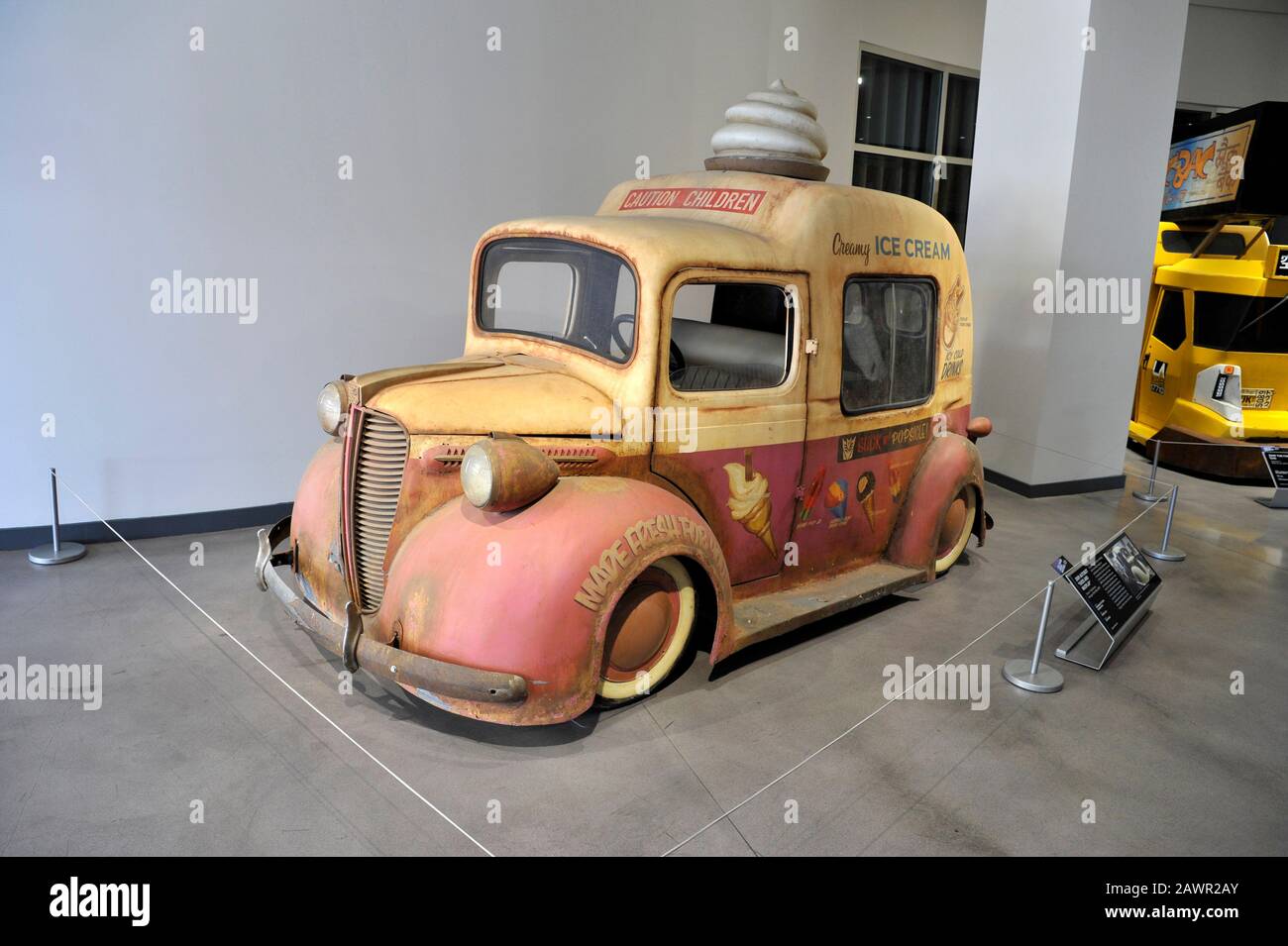 Replica Antique ICE Truck aus einem Film ist im Petersen Automotive Museum in Los Angeles, CA, ausgestellt Stockfoto