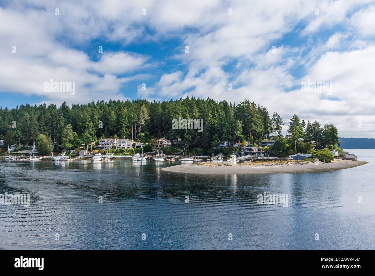 Am frühen Morgen über der geschützten Bucht von Gig Harbor, Washington mit blauem Himmel und hübschen weißen Wolken Stockfoto