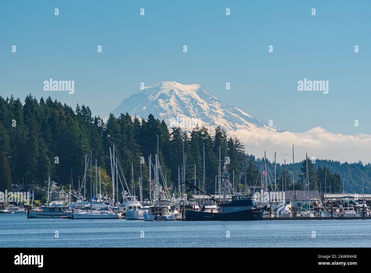 Am frühen Morgen über der geschützten Bucht von Gig Harbor, Washington mit blauem Himmel und hübschen weißen Wolken Stockfoto