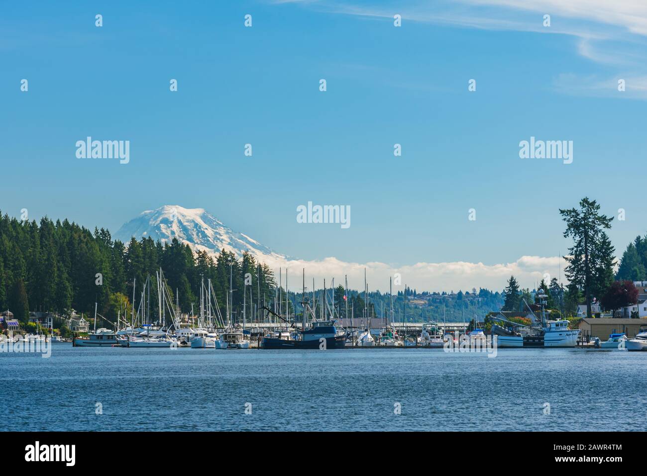 Am frühen Morgen über der geschützten Bucht von Gig Harbor, Washington mit blauem Himmel und hübschen weißen Wolken Stockfoto