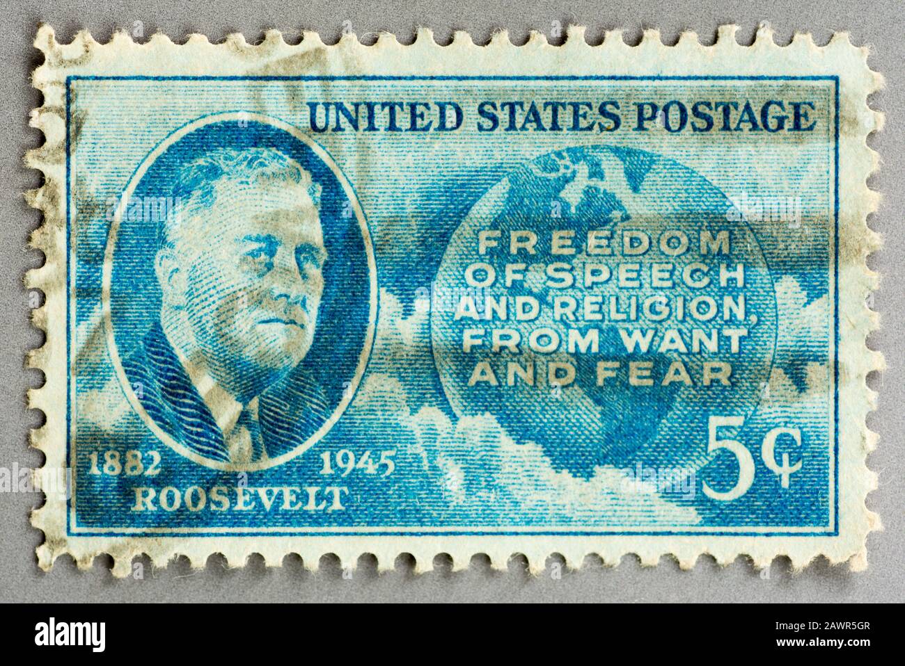 Eine US-Briefmarke, die an Präsident Franklin D Roosevelt 1882-1945 mit seinem Vierköpfige Freedomen-Zitat erinnert. Stockfoto