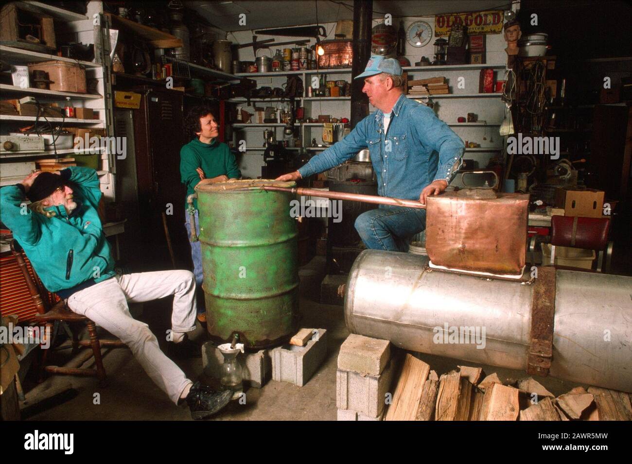 Der ehemalige Moonshiner John Bowman erklärt die Funktionsweise eines Moonshine-still American Folklife Centers. Stockfoto