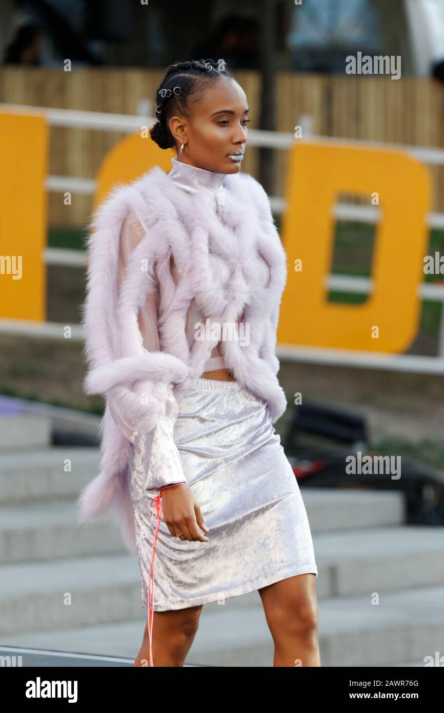 Quebec, Kanada. Ein Modell läuft auf der Ecole de Mode Marie-victorin Modenschau, die während des Fashion and Design Festivals in Montreal veranstaltet wird Stockfoto