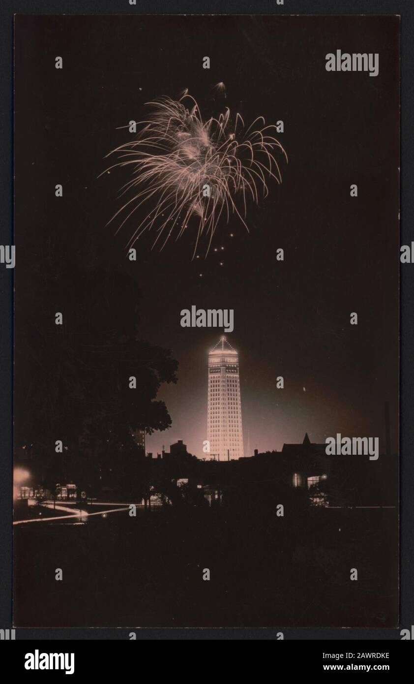 Feschay Tower Widmungsfeuerwerk, wie man es von der Parade aus gesehen hat, mehr als eine Meile entfernt Stockfoto