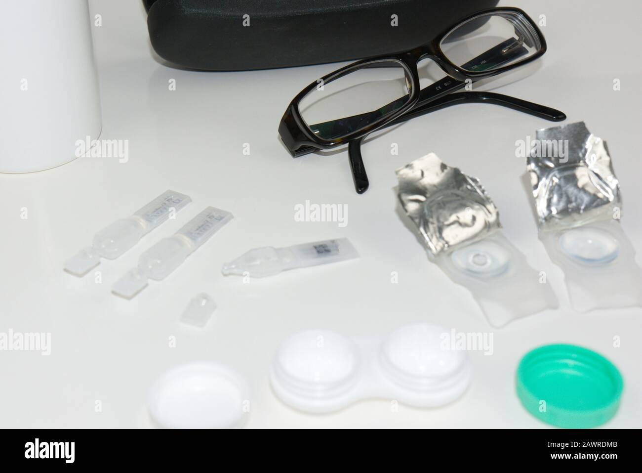 Verschiedene Augenpflegeprodukte vor weißem Hintergrund. Brille, Kontakte, Augentropfen und mehr. Flache Laienprodukte Stockfoto