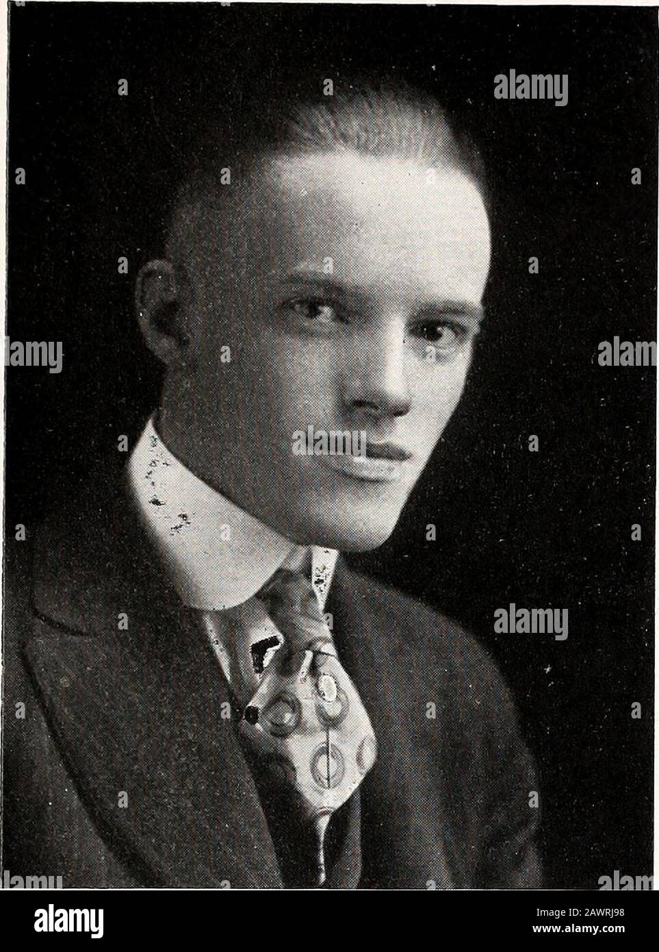 Der Index . 124 INDEX & 1918. Unser Mann DER JUBEL Drei Prost für unseren Cop! Unser Ah! Oh! Junge, Unser Mann mit dem glänzenden Haar. Wenn es uns wichtig ist, So erfolgreich zu sein, dann rufen Sie einfach unsere Cop-its an. Geben Sie dann neun gute Rahs! Lassen Sie sie einfach klingeln, Für diesen Mann, der immer spielt. Komm, mache dein Bestes, Schreie einfach mit Zest;hilf unseren Ruhm bei den Coppers zu steigern! Stockfoto