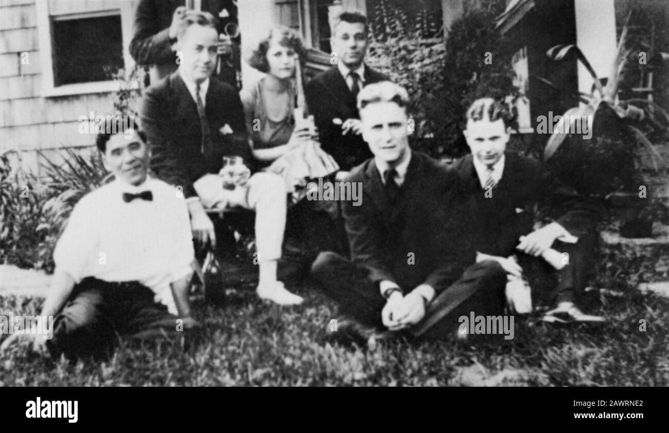 1920, Compo Beach, WESPORT, USA: Der amerikanische Schriftsteller FRANCIS SCOTT FITZGERALD (* um 1896; † 1940) mit Frau Zelda Sayre (* 1899; † 1948) und Freunden Stockfoto