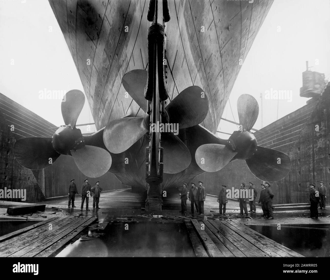 1911, Belfast, IRLAND: Die propeller der britischen Ocean Liner RMS TITANIC vor dem Start, Harland und Wolff-Werften, Belfast - VARO - FOTO STORICH Stockfoto