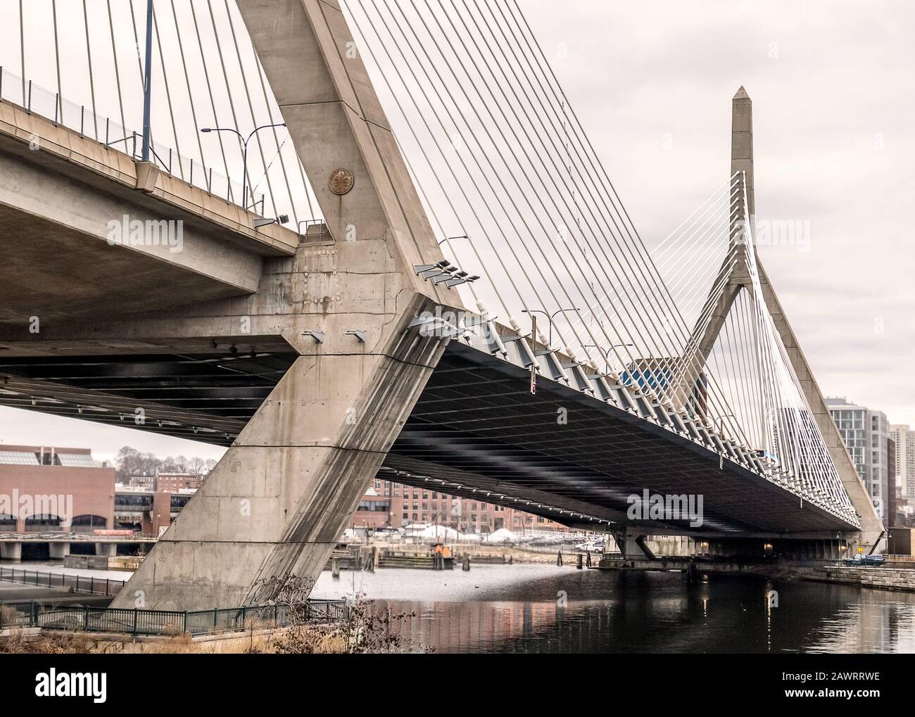 Die Leonard-P.-Zakim-Bunker-Hill Memorial Bridge im Stadtzentrum von Boston, Massachusetts, bietet einen Blick vom North Point Park. Stockfoto