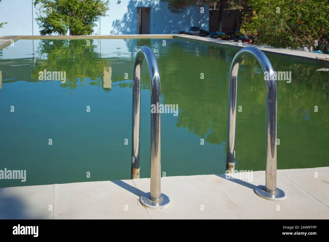 Wunderschönes luxuriöses Schwimmbad mit Meeresgrund im Hotelpool Resort. Silver Ladder betritt ein türkisfarbenes Resort. Treppenschwimmbad in Stockfoto