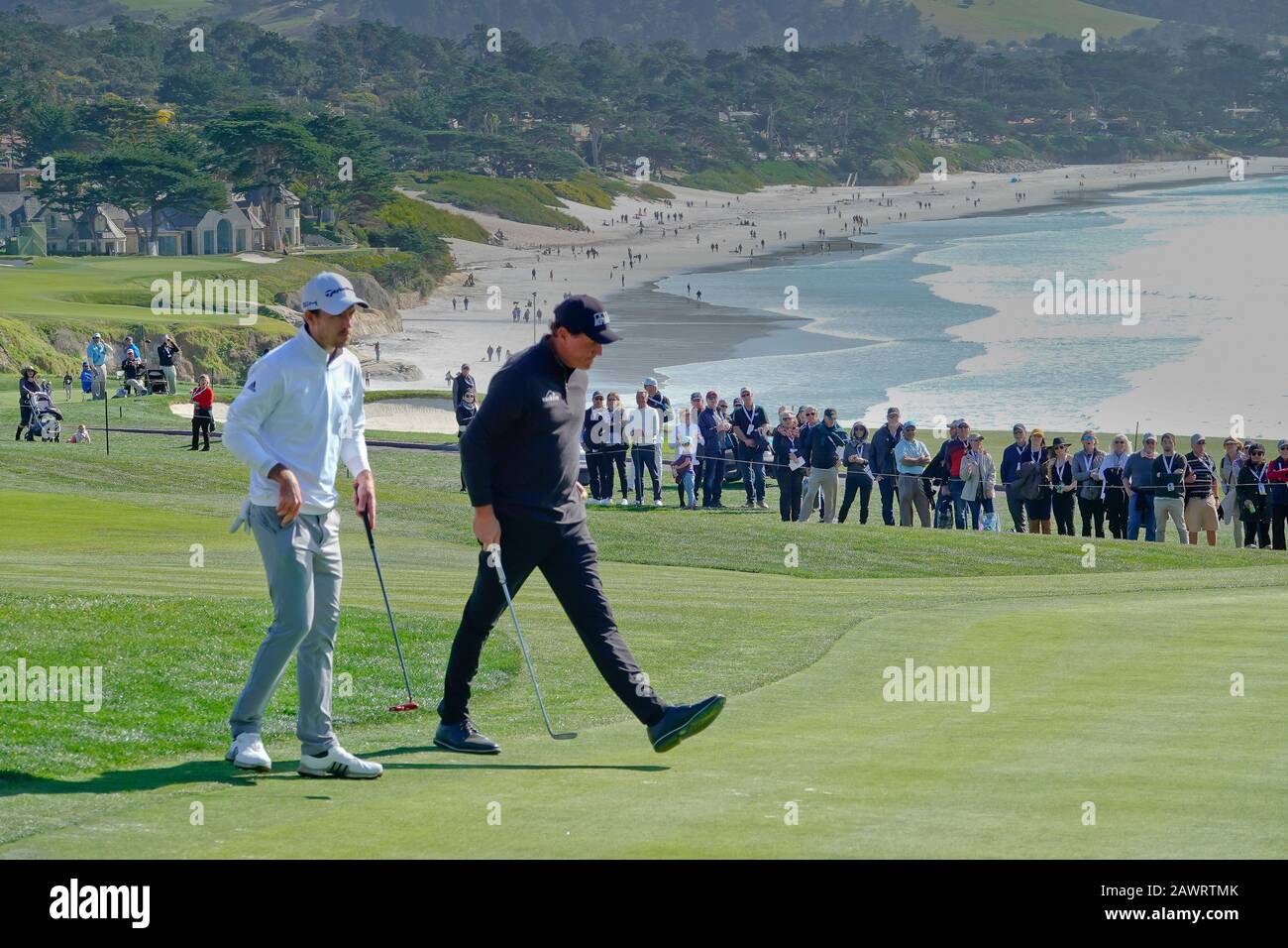 Kieselstrand, USA. Februar 2020. Monterey, Kalifornien, USA 9. Februar 2020 Phil Mickleson macht eine großartige Stufe auf dem 13. Green, das vom Sieger Nick Taylor am letzten Tag des AT&T Pro-Am PGA Golf Events in Pebble Beach, Kalifornien, USA Credit: Motofoto/Alamy Live News gesehen wird Stockfoto