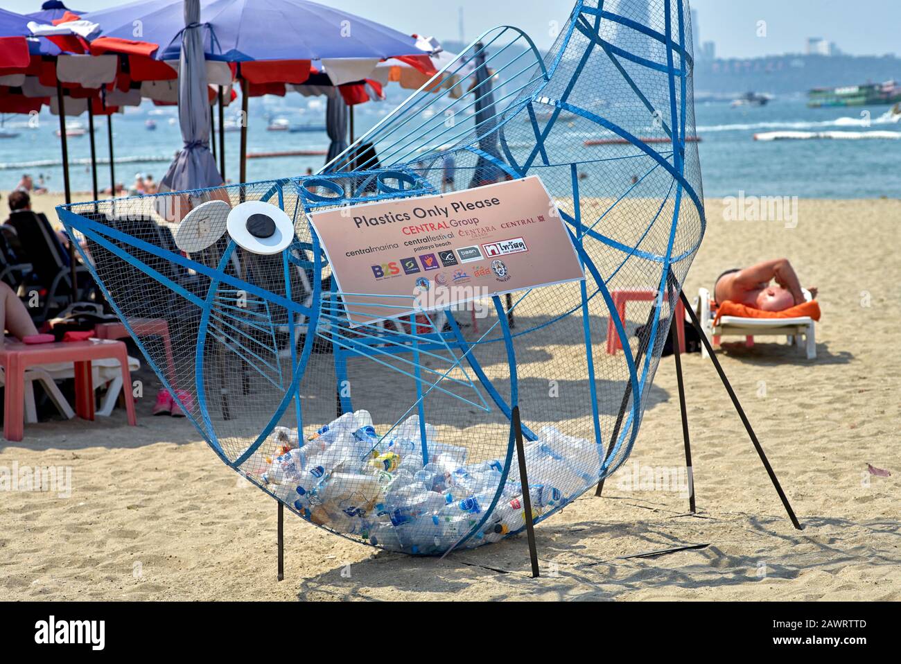 Entsorgungsbehälter aus Kunststoff, Pattaya Beach, Thailand, Südost-Asien Stockfoto