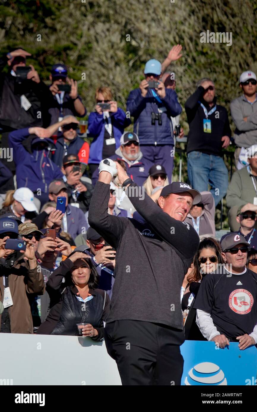 Kieselstrand, USA. Februar 2020. Monterey, Kalifornien, USA 9. Februar 2020 Phil Mickleson fährt am 17. T-Shirt am letzten Tag des AT&T Pro-Am PGA Golf Events in Pebble Beach, Kalifornien, USA Credit: Motofoto/Alamy Live News Stockfoto