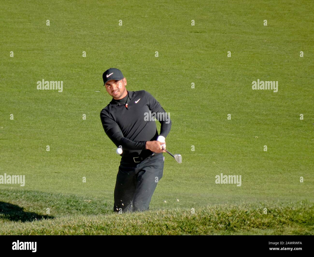 Kieselstrand, USA. Februar 2020. Monterey, Kalifornien, USA 9. Februar 2020 Jason Day Chips auf 18 am letzten Tag des AT&T Pro-Am PGA Golf Events in Pebble Beach, Kalifornien, USA Credit: Motofoto/Alamy Live News Stockfoto