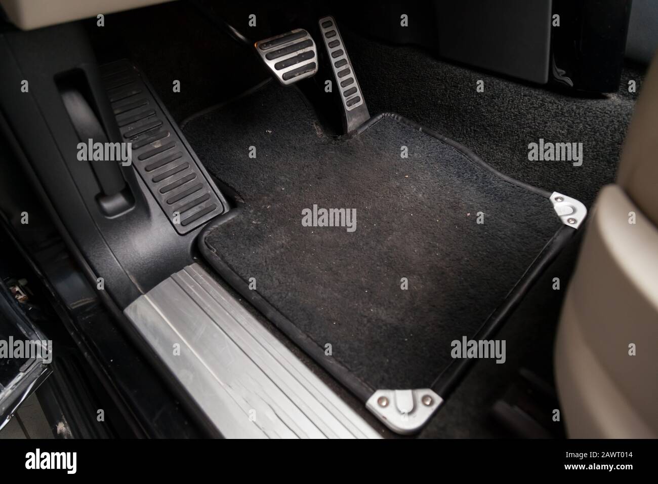 Schmutziges auto Fußmatten aus schwarzem Teppich mit Gaspedal und