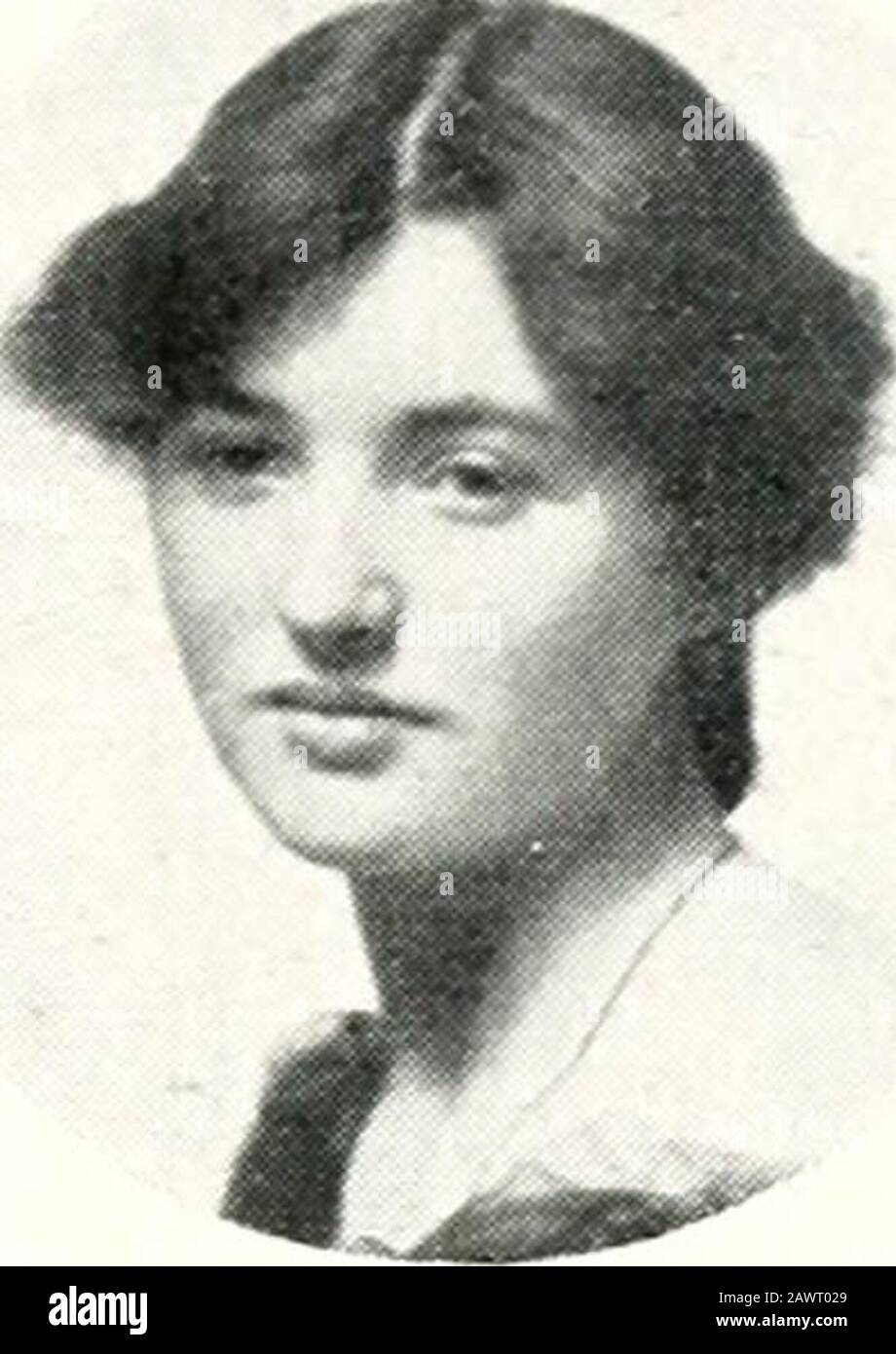 Fotografischer Stammbaum der Nachfahren von Isaac und Rachel Wilson. •James Lev Mastermax Wood, geboren am 26. Januar in Cheltenham.Educated a^t Dean Close School, Cheltenham, and Edinburgh University, M. B. Ch.B. (Edin.), L.M. (Dublin). Verheiratet am 18. Mai 1906 im Alter von 22 Jahren in Edinburgh. Joan I., eask, Tochter von Magnus Leask und seiner Frau MargaretWilliamson. Sie wurde am 29. Januar in Shetland geboren, li-Adresse: Xorthgate Cottage. Barnstaple, Dexon. Problem - Ein Sohn und eine Tochter. (A) Robert Braithwaite Masterman Wood, geboren in Edinburgh, am 23. Jidy, 1907. (B) Margaret Constance Joan INIast Stockfoto