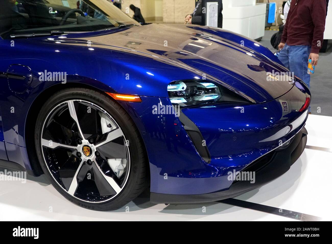 Philadelphia, Pennsylvania, USA - 9. Februar 2020 - Die Seitenansicht einer blauen metallischen Porsche Taycan 4S im Jahr 2020 alle elektrische Sportlimousine Stockfoto