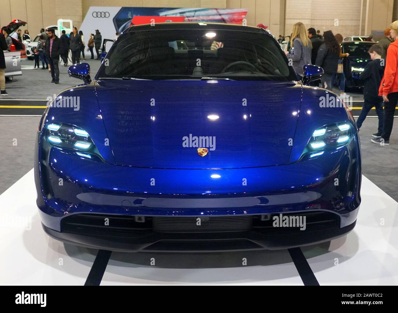 Philadelphia, Pennsylvania, USA - 9. Februar 2020 - Die Vorderansicht einer blauen metallischen Porsche Taycan 4S-2020-Sportlimousine Stockfoto