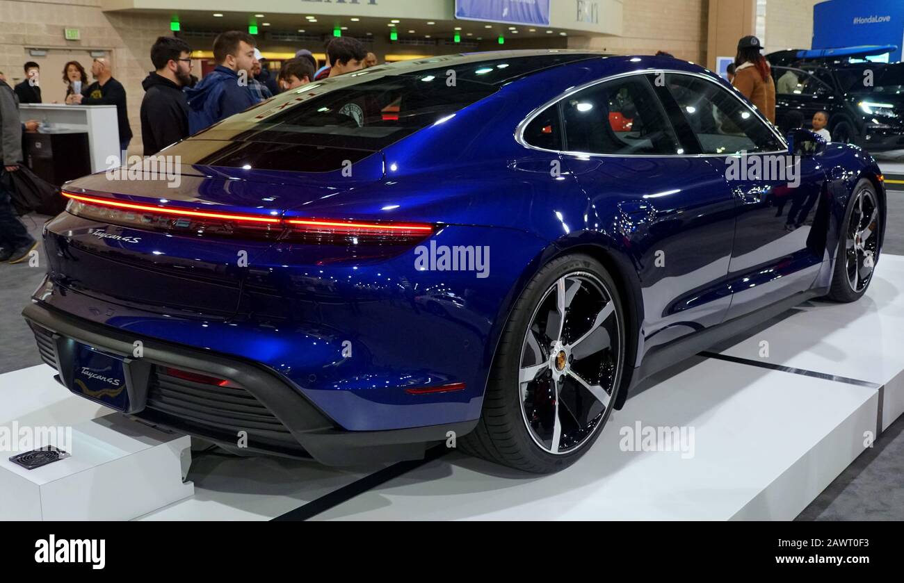 Philadelphia, Pennsylvania, USA - 9. Februar 2020 - Die Seitenansicht einer blauen metallischen Porsche Taycan 4S im Jahr 2020 alle elektrische Sportlimousine Stockfoto