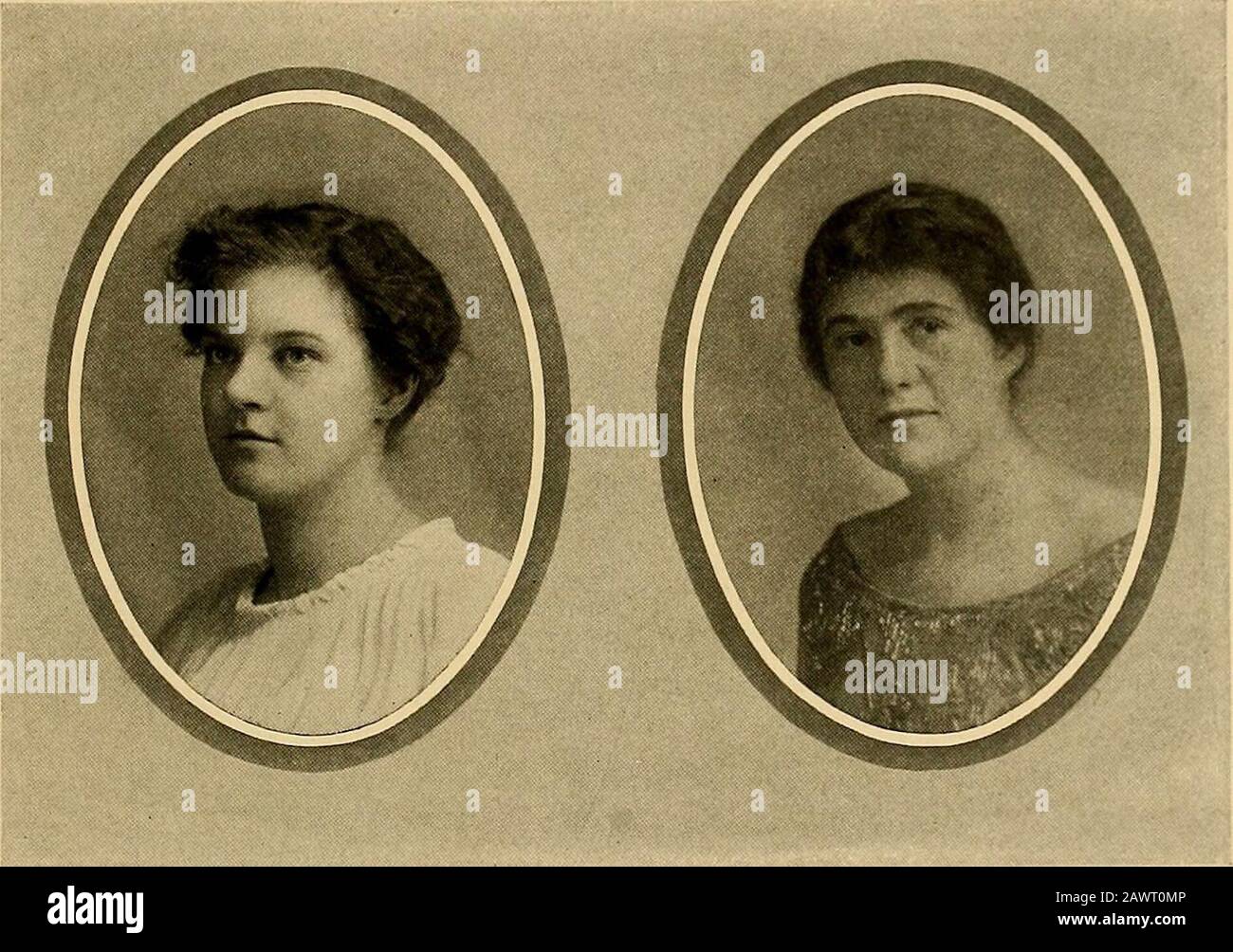 Virginian. DEEAMA ELIZABETH CHAMBERS CLIFTON RORGE, VA. Censor of JefEerson Debating Society, Herbst 1914; Critic of Jefferson Debating So-ciety, Tall 1915; Reporter von AlleghanyCounty Club, 1915-16; Ellen RichardsClub; Buffalo Camp Fire Girl; L. D. K. JULIA Chamblin HAMILTON, VA. So ein entmutiges Gesicht, um solche falschen Designs zu verbergen! Wenn sie in-nocent aussieht, passen Sie auf! Eine immerwährende fallende Intusplapie und ein wieder auftauchender ThatsDreama. Julia ist ein sehr schüchternes, ruhiges Mädchen, bis Sie sie kennen, dann shes liebenswürdig und ein Finegirl und viel Spaß. Als sie mit dem Studium von B beschäftigt ist, bettelt sie etwas unglückliches pe an Stockfoto