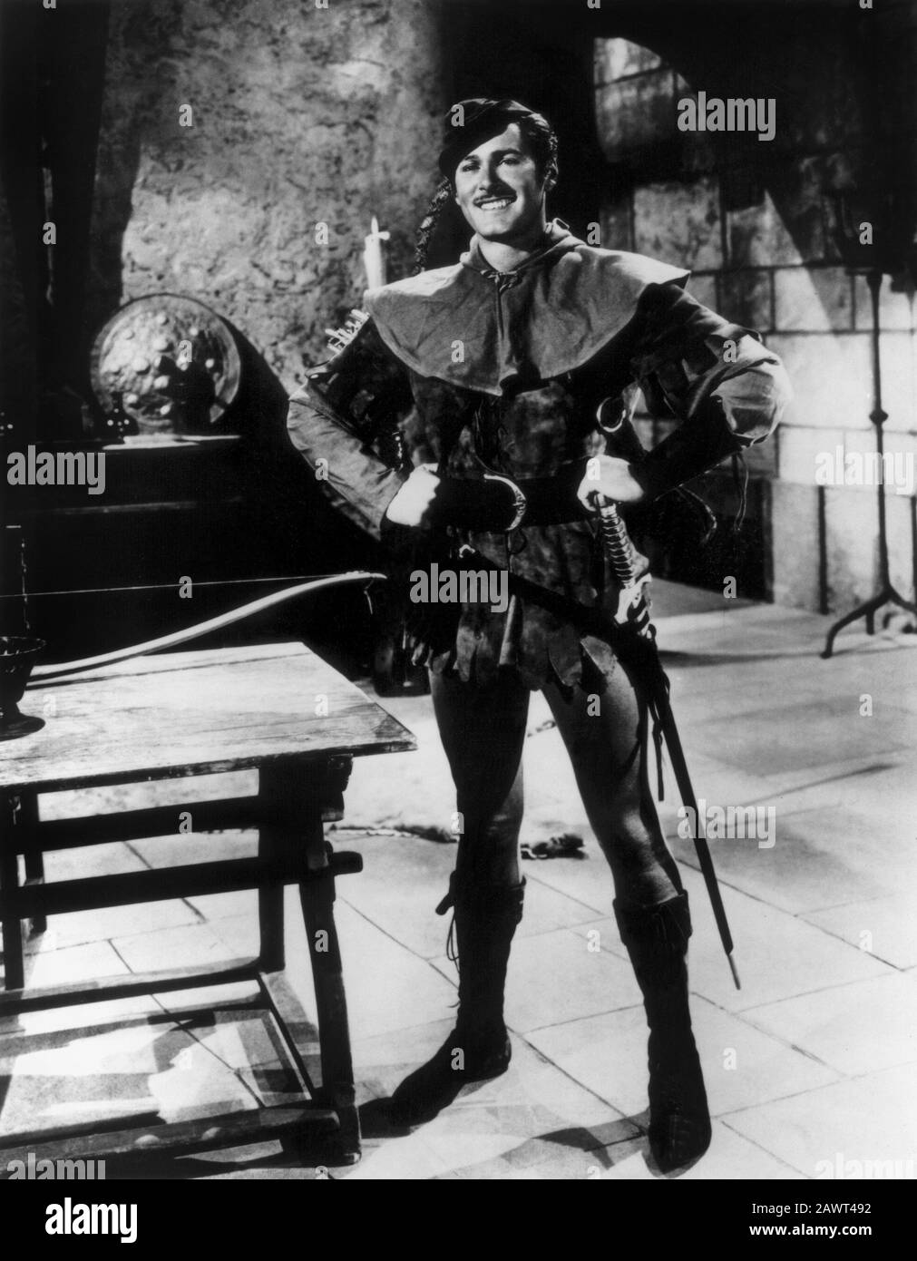 Der Hollywood-Filmschauspieler ERROL FLYNN ( 1909 - 1959 ) IN DEN PROTHESEN VON ROBIN HOOD ( 1938 - La leggenda di Robin Hood ) Von Michael Curtiz - FILM - Stockfoto